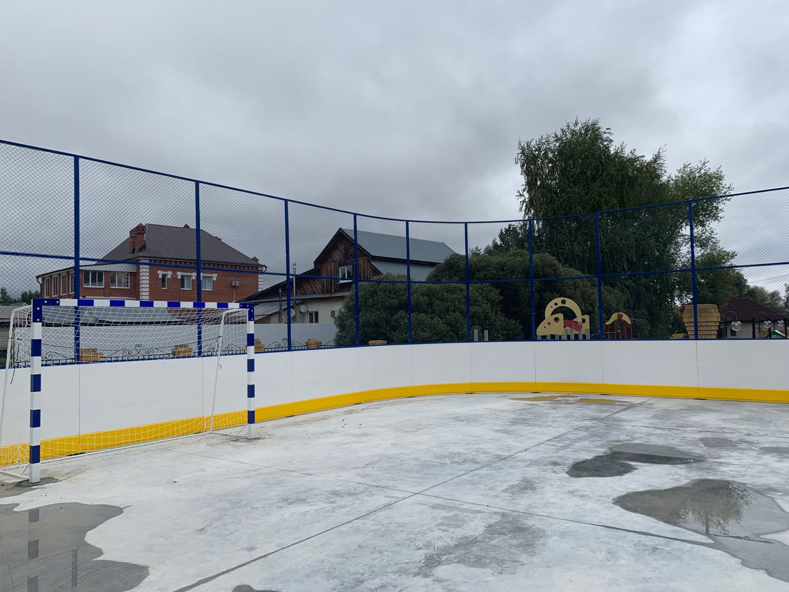 Введен к эксплуатацию хоккейный корт 40х19 с высотой сетки 3м
